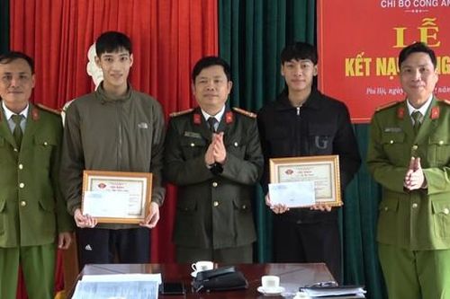 Khen thưởng hai nam thanh niên trả lại 100 triệu đồng cho người đánh rơi