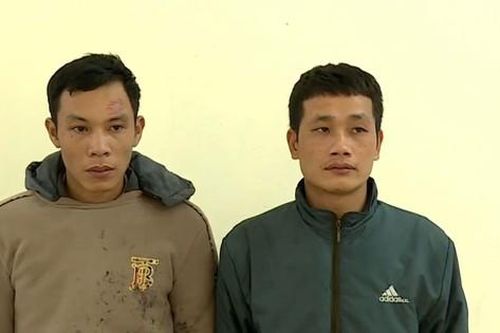 Tạm giữ 2 đối tượng sơn quảng cáo trang web đánh bạc lên ghế đá công viên