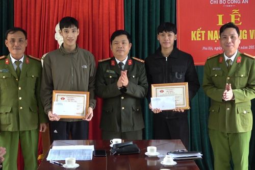 Khen thưởng 2 nam thanh niên trả lại 100 triệu cho người đánh rơi
