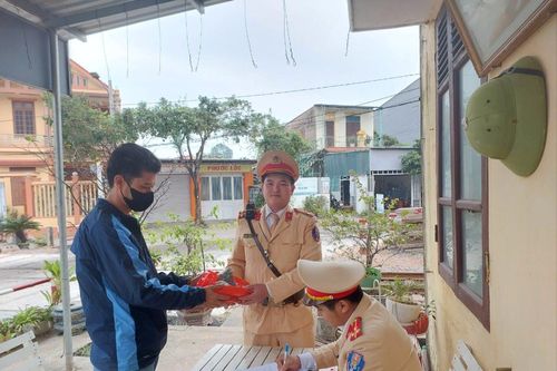 Trước thềm năm mới, người dân tự nguyện giao nộp gần 300 viên pháo nổ