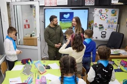 Cận cảnh trường học bên trong ga tàu điện ngầm ở Ukraine