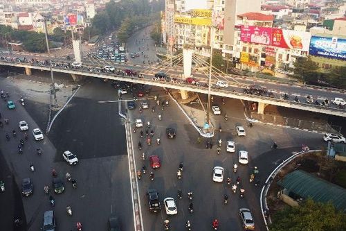 Hình ảnh bất ngờ ở nút giao Ngã Tư Sở lúc 7h30 sáng