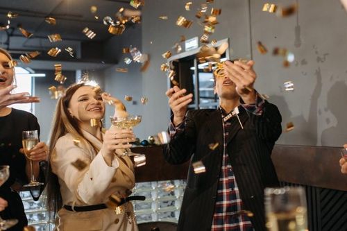 Lời chúc Tết Dương lịch 2024 ngắn gọn, đong đầy tình cảm dành cho bạn bè