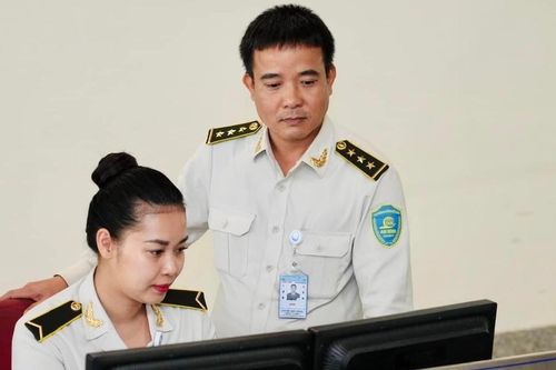 Soi camera phát hiện nam hành khách 'cầm nhầm' đồng hồ của người khác