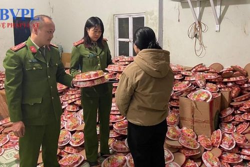 Thu giữ hơn 3.200 hộp mứt Tết và 90 kg kẹo bánh không rõ nguồn gốc