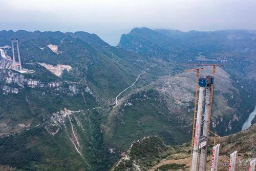 Trung Quốc xây cây cầu cao nhất thế giới ở hẻm núi sâu tỉnh Quý Châu