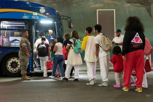 Mỹ: Thành phố New York ra sắc lệnh hạn chế các xe buýt chở người di cư
