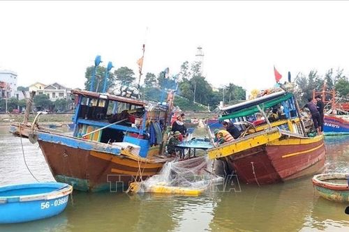 Quảng Bình: Tàu cá bị chìm, các ngư dân được ứng cứu vào bờ an toàn