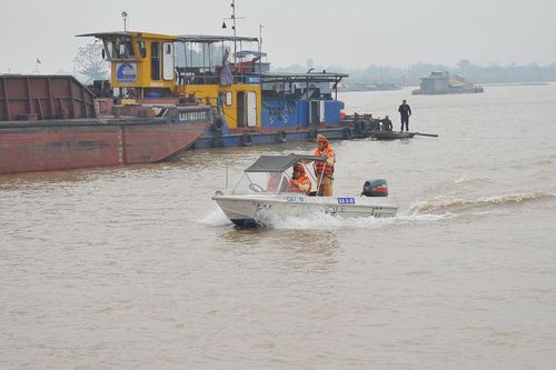 Liên tiếp bắt quả tang phương tiện khai thác cát trên sông Hồng