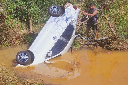 Bình Phước: Nhầm chân ga, người phụ nữ lao ô tô xuống hồ