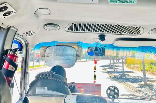 Xe buýt dán tấm bảng với nội dung đặc biệt, khách lên xe tự khắc lịch sự