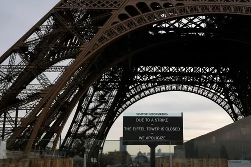 Pháp: Điểm du lịch Tháp Eiffel nổi tiếng phải đóng cửa do nhân viên đình công