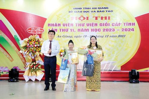 Nhân viên thư viện giỏi