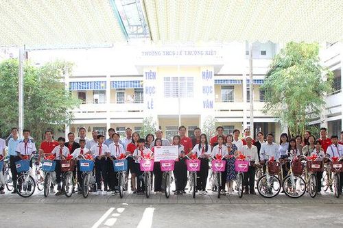 Công ty Bảo hiểm nhân thọ Dai-ichi Việt Nam trao xe đạp cho học sinh khó khăn TP. Long Xuyên