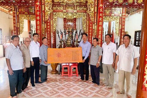 Trao phiên bản Sắc Phong cho các đình thần