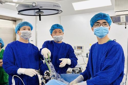 Triển khai kỹ thuật mới: Phẫu thuật nội soi cắt gan, cắt đại trực tràng một thì