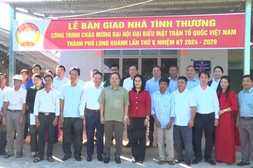 Trao 3 căn nhà tình thương cho hộ nghèo