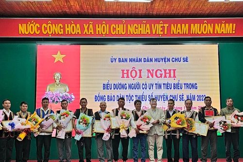Chư Sê biểu dương 43 người có uy tín tiêu biểu