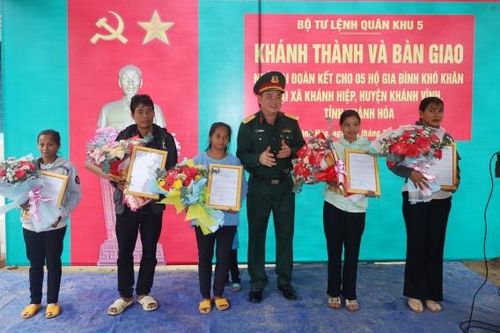 Quân khu 5 tặng nhà đại đoàn kết cho 5 hộ nghèo xã Khánh Hiệp