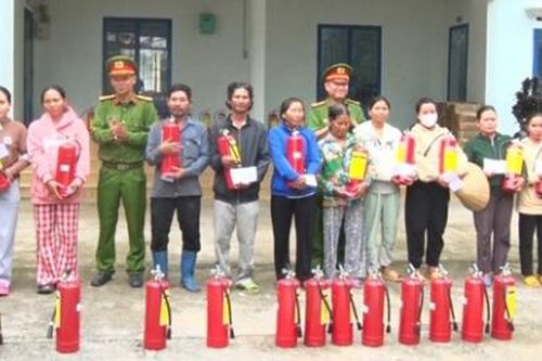 Khánh Vĩnh: Tặng 200 bình chữa cháy cho hộ nghèo, hộ cân nghèo tại 2 xã Khánh Trung, Khánh Bình