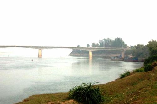 Phân luồng giao thông qua cầu Trung Hà
