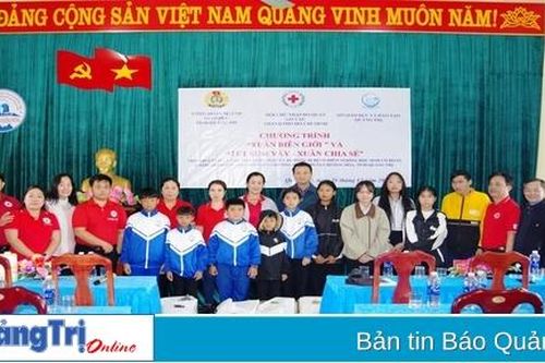 Trao tặng quà Tết cho giáo viên, học sinh có hoàn cảnh khó khăn ở huyện Hướng Hóa và Đakrông