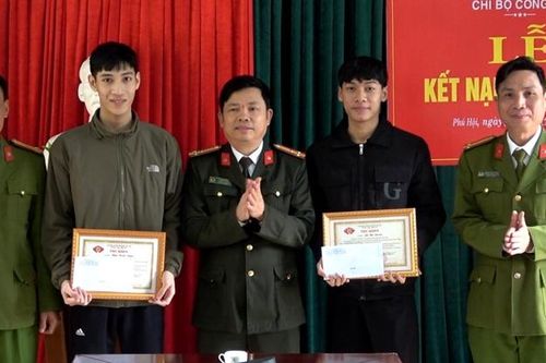Công an TP. Huế khen thưởng 2 thanh niên không tham của rơi