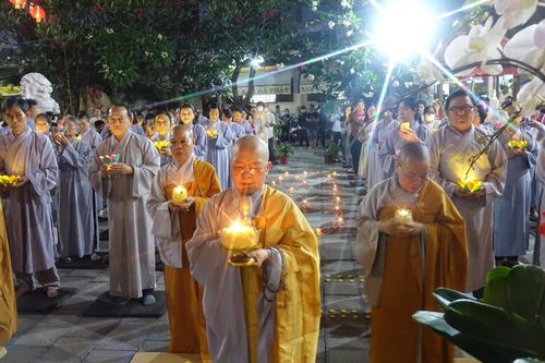 Chùa Pháp Võ (H.Nhà Bè) tổ chức hoa đăng mừng vía Đức Phật A Di Đà