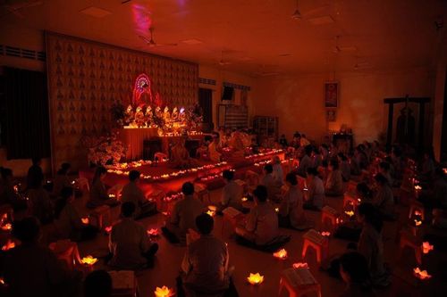 Chùa Ân Thọ thắp hoa đăng mừng vía Đức Phật A Di Đà