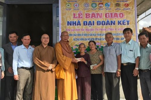 Đắk Lắk: Phân ban Phật tử dân tộc T.Ư bàn giao nhà Đại đoàn kết tại H.Cư M'gar