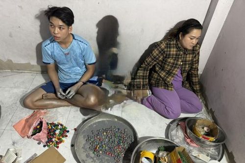 Hai chị em sản xuất pháo nổ trái phép