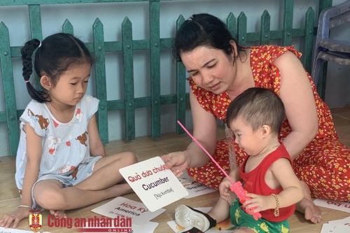 Cháu bé chưa đầy 3 tuổi ở Sóc Trăng biết đọc tiếng Việt, tiếng Anh
