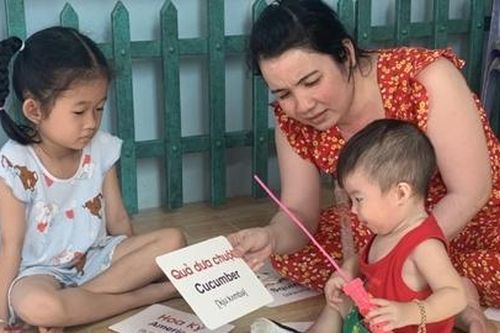 Cháu bé chưa đầy 3 tuổi ở Sóc Trăng biết đọc tiếng Việt, tiếng Anh