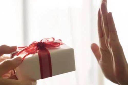 Bộ Giáo dục và Đào tạo nghiêm cấm các sở, trường học tặng quà Tết cấp trên