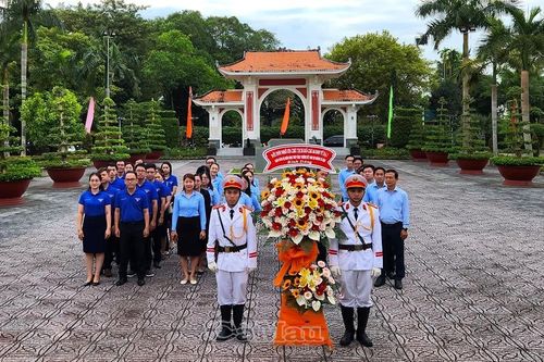 Cán bộ VietinBank Cà Mau dâng hoa, dâng hương, báo công với Bác