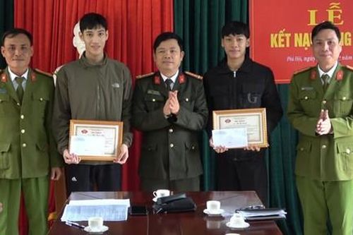 Khen thưởng 2 thanh niên nhặt được 100 triệu đồng, mang đến Công an trình báo