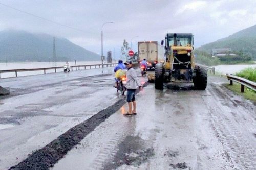 Sửa chữa quốc lộ 1 qua Phú Yên gặp khó do mưa lớn