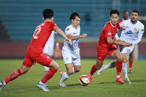Chưa từng có ở V.League: Trọng tài rút thẻ nhầm người, may có VAR sửa sai
