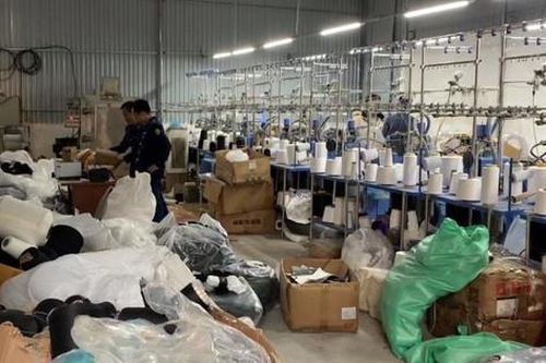 Phát hiện xưởng sản xuất tất giả quy mô lớn ở Đông Anh