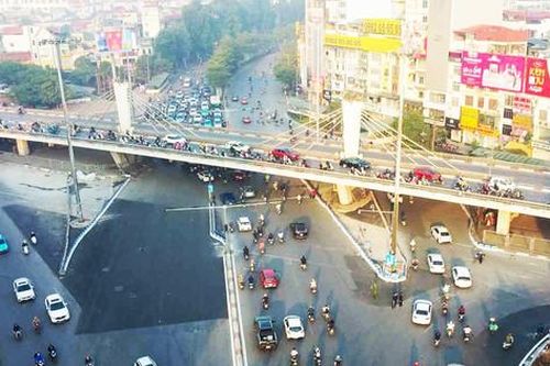 Hình ảnh bất ngờ tại Ngã Tư Sở giờ cao điểm sáng
