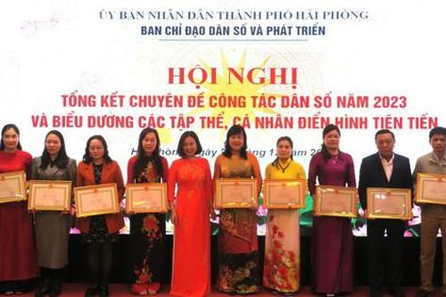Hải Phòng: Khen thưởng nhiều tập thể, cá nhân xuất sắc trong công tác DS-KHHGĐ