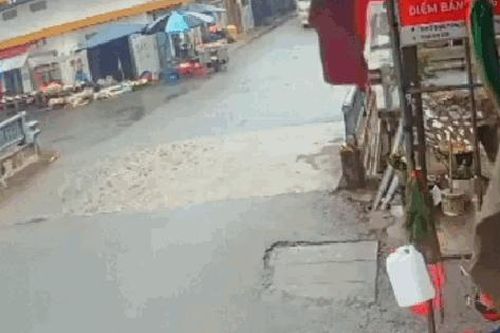 Mắc lỗi cơ bản khi di chuyển qua ngã tư, người đàn ông đi xe máy lao thẳng vào xe tải