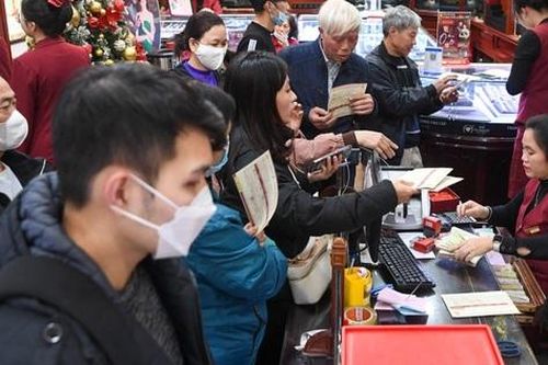 Chen nhau mua bán vàng khi giá biến động dữ dội