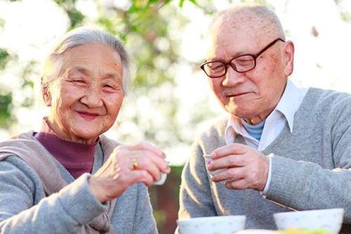 Phòng tránh nguy cơ hạ thân nhiệt, té ngã, đột quỵ ở người cao tuổi khi trời lạnh