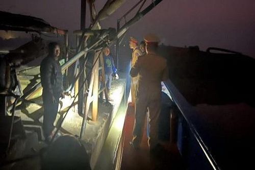 Bắt quả tang tàu khai thác cát trái phép lúc rạng sáng