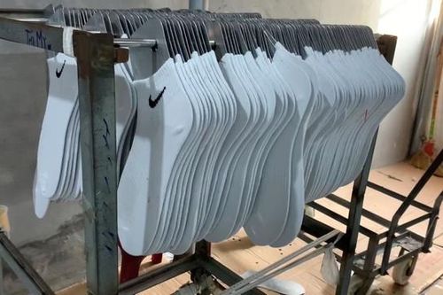 Xưởng sản xuất chỉ vài phút ra đời tất 'Nike', 'Adidas' tại huyện Đông Anh