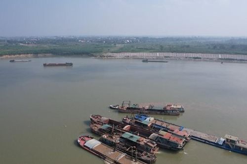Khởi tố nhóm người khai thác cát trái phép trên sông Hồng