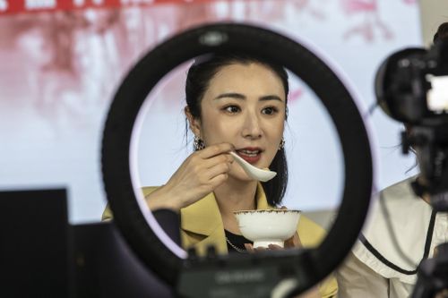 AI đang thay người thật để thành 'chiến thần livestream'