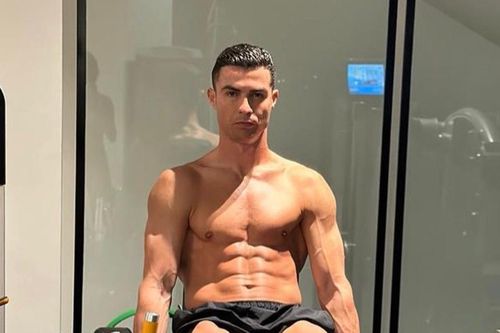 Cơ bụng 6 múi của Ronaldo ở tuổi 38