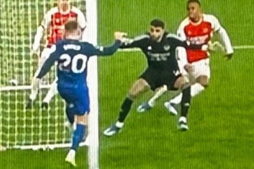 Arsenal lại thua bởi đúng 1mm, VAR gây tranh cãi lớn vì liên tục chống lại 'Pháo thủ'